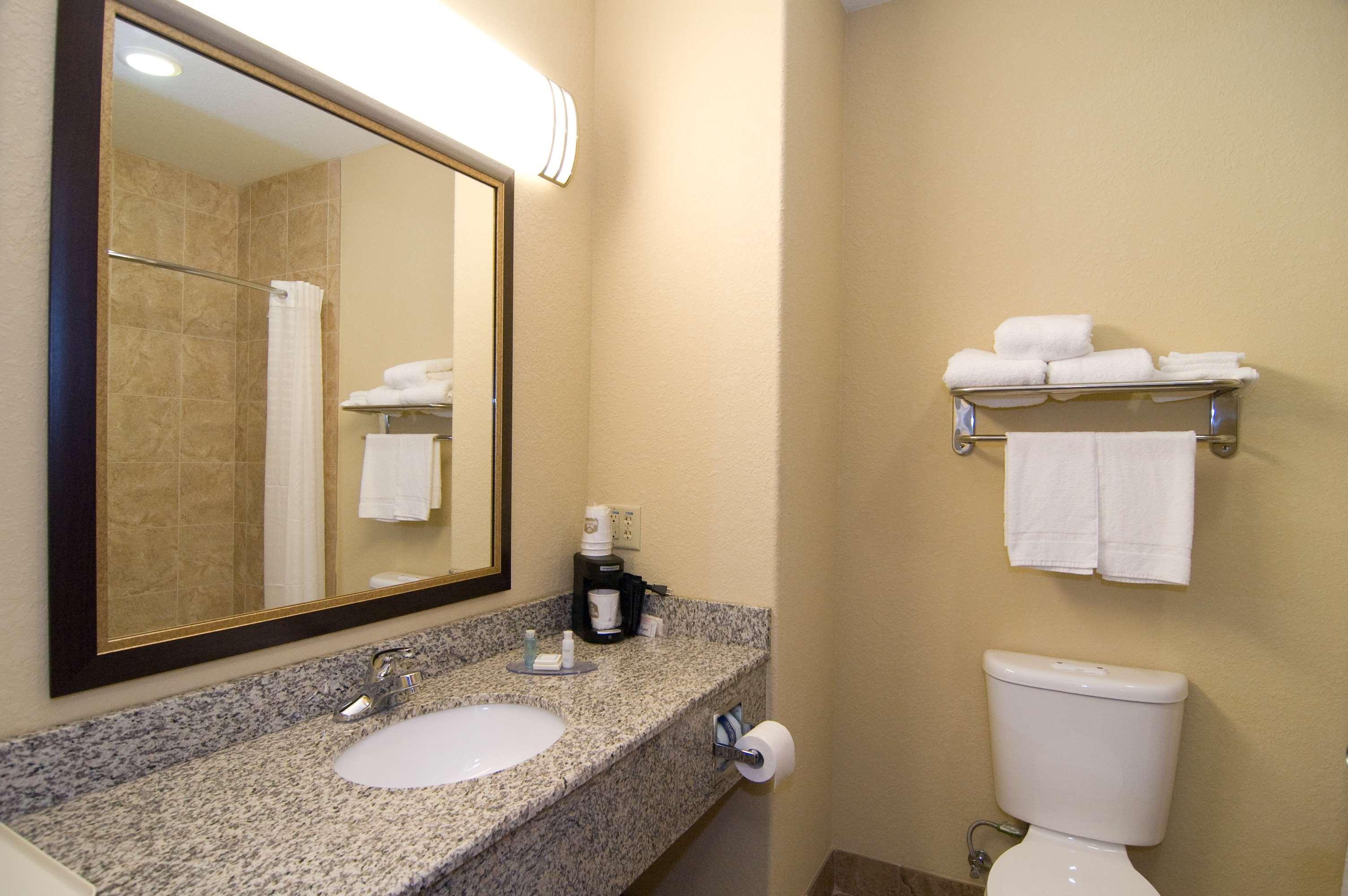 Best Western Bastrop Pines Inn Room photo