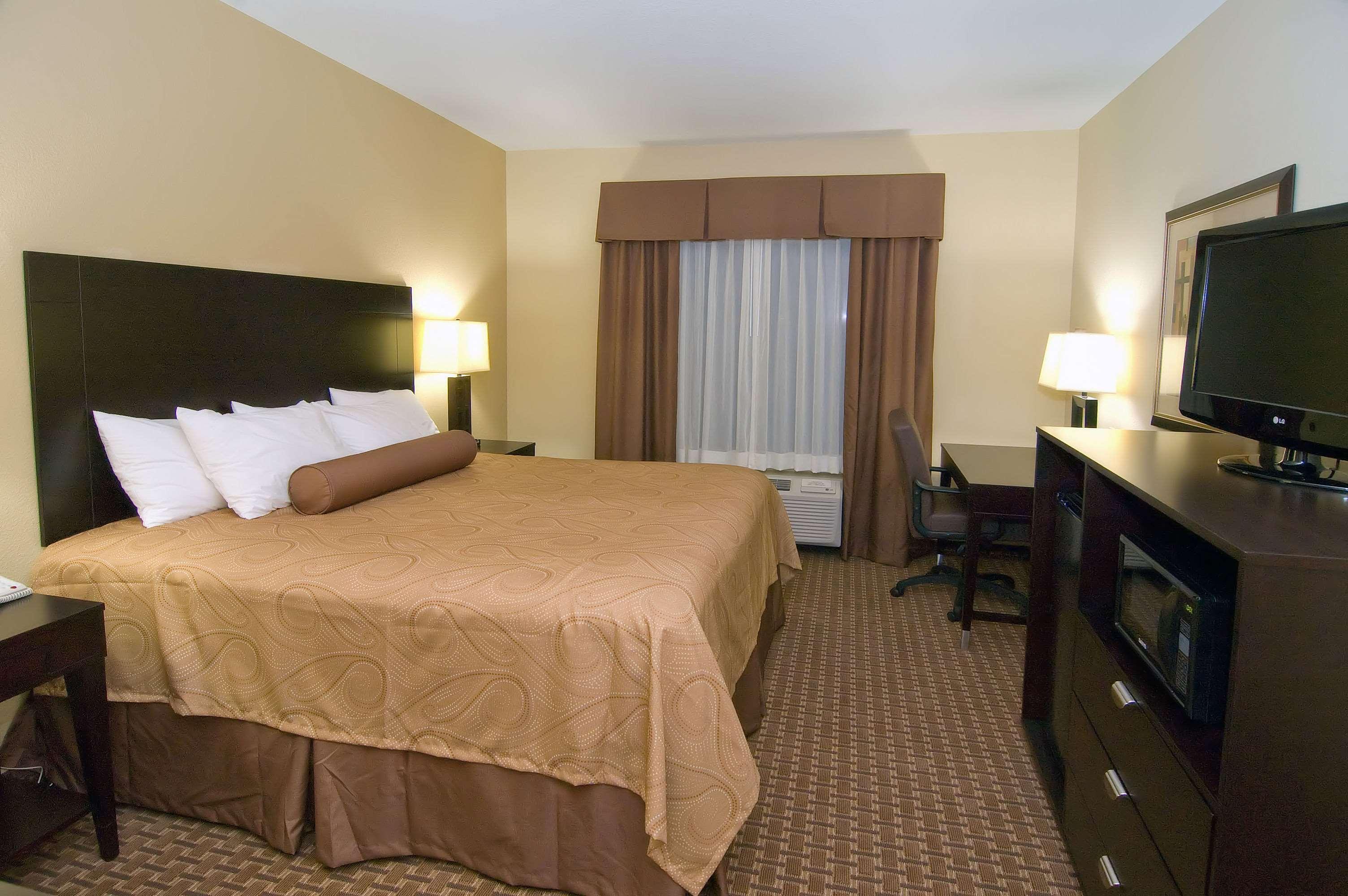 Best Western Bastrop Pines Inn Room photo