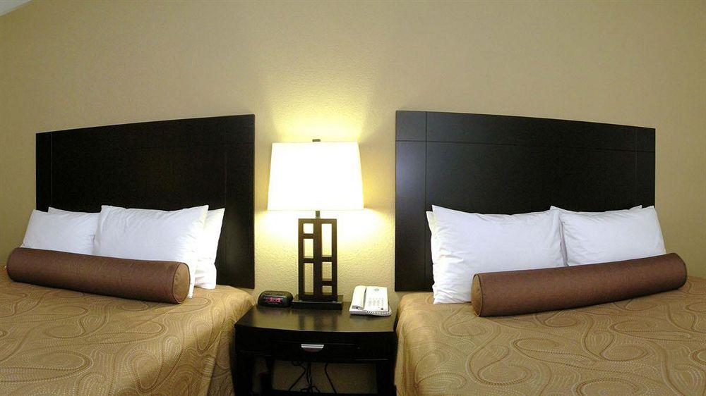 Best Western Bastrop Pines Inn Exterior photo